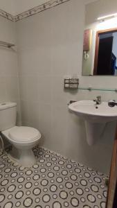 łazienka z toaletą i umywalką w obiekcie Hoàng Anh Hotel w Ho Chi Minh