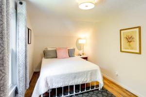 Postel nebo postele na pokoji v ubytování Cozy Norwalk Apt Near Cedar Point and Kalahari!