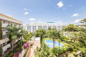 Bazén v ubytování Puerto Banús, Edificio Tembo, 2 bedroom apartment, parking and pool nebo v jeho okolí