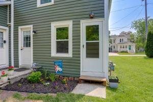 Zahrada ubytování Cozy Norwalk Apt Near Cedar Point and Kalahari!