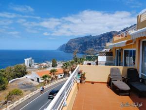 uma varanda de uma casa com vista para o oceano em Apartamento Naranja, incredible ocean view em Puerto de Santiago