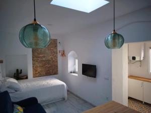 タリファにあるNuevo Sobradoのベッドルーム(緑色のガラスのペンダントライト2つ、ベッド1台付)