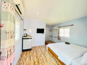 Postel nebo postele na pokoji v ubytování Sai Klong Song Lae Resort Pakpra Phatthalung