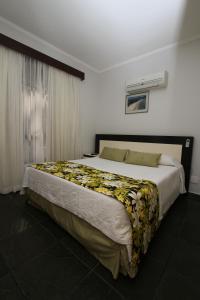um quarto com uma cama grande num quarto em Flat Itararé Tower Beach em São Vicente