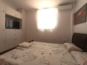 sypialnia z łóżkiem o designerskim wystroju w obiekcie Geralis Lodge w Chalkidzie