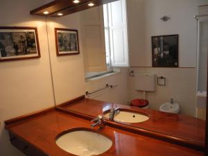 y baño con lavabo y aseo. en Kalsa Apartment, en Palermo