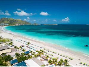 uma vista aérea de uma praia com palmeiras e do oceano em Studio TI BO 4 em Saint Martin