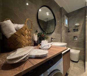 Luxury Apartment Olea Afandou في أفانتو: حمام مع حوض ومرآة
