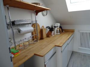 un bancone della cucina con ripiano in legno di Ferienwohnung Schmidt, Wohnung 2 a Naila