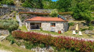 een klein huis op een heuvel met een tuin bij 2 bedrooms house with shared pool enclosed garden and wifi at Vilar de Ferreiros in Vilar de Ferreiros