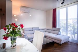 uma sala de estar com um sofá e uma mesa em Luxury Apartment Sea Garden- Building of the Year K55 em Varna City