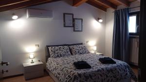 Un dormitorio con una cama con dos bolsas negras. en Il Fante di Picche en Verolanuova