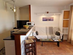 a small room with a bed and a kitchen at Apartamentos Wundermar in Torredembarra