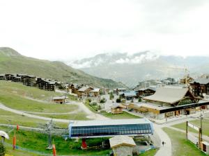 a small town with a mountain in the background at Proche commerces et pistes · Appartement lumineux avec balcon · 2 pièces pour 6 personnes - FR-1-502-503 in Tignes