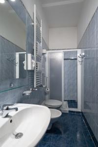 ein Badezimmer mit einem Waschbecken, einem WC und einem Spiegel in der Unterkunft Hotel dei Gonzaga in Mantua