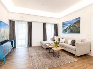 ein Wohnzimmer mit einem Sofa und einem Tisch in der Unterkunft FeWo Prora - Sundream in Binz