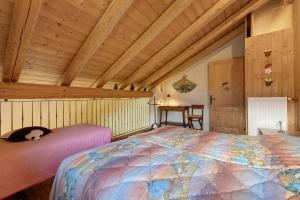 een slaapkamer met een groot bed in een kamer met houten plafonds bij Baita Faé in Roncone