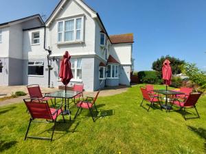 a group of chairs and tables in a yard at Westbrook Lodge Guest House in Margate
