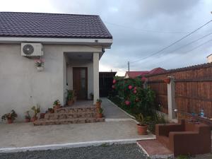 una casa con una valla de madera y una escalera en Casa Body_Adda, en Corbu