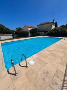 basen z błękitną wodą na dziedzińcu w obiekcie grand studio proche plage w mieście Antibes