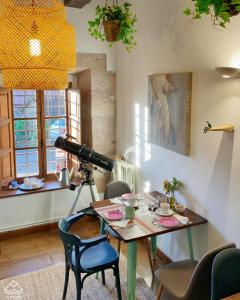 a camera in a room with a table and chairs at La Infinita Rural Boutique in Carmona
