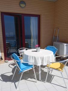 une table et des chaises sur une terrasse avec vue sur l'océan dans l'établissement Mar Azul, à Ericeira
