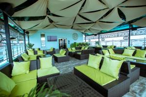 Ruang duduk di Apartment 79 Hotel & Suite