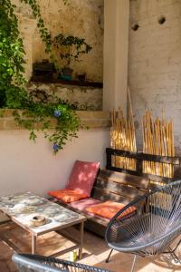 una panchina seduta su un patio con tavolo e sedie di La Sbecciatrice a Villa Santa Croce