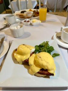 une assiette avec un sandwich aux œufs sur une table dans l'établissement Grafton Manor Hotel, à Bromsgrove