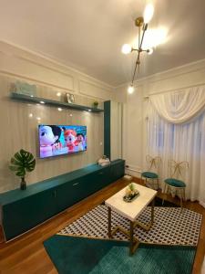 Aleena's Guesthouse BSD City的电视和/或娱乐中心