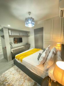 Tempat tidur dalam kamar di Aleena's Guesthouse BSD City