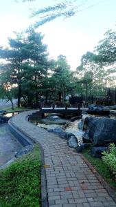 Aleena's Guesthouse BSD City外面的花园