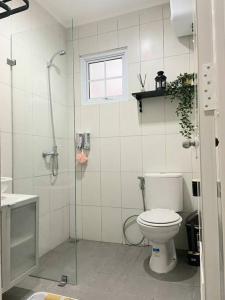 Aleena's Guesthouse BSD City的一间浴室