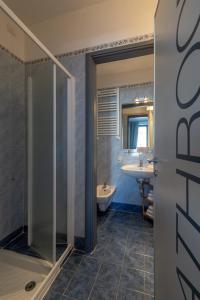 Vannituba majutusasutuses Hotel dei Gonzaga, MantegnaHotels