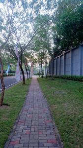 Aleena's Guesthouse BSD City外面的花园