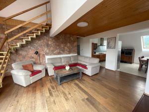 - un salon avec un canapé et une table dans l'établissement Villa Haškova with 3 bedrooms, à Banská Bystrica
