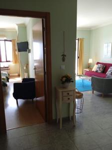 un salon avec un canapé et une table dans l'établissement Mar Azul, à Ericeira