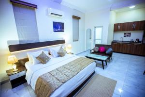 Katil atau katil-katil dalam bilik di Apartment 79 Hotel & Suite