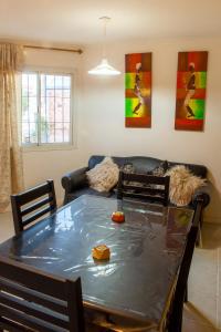 una mesa en la sala de estar con en DEPARTAMENTO Nº7 COMPLEJO PRIVADO en Godoy Cruz