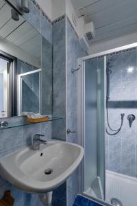 bagno con lavandino e doccia di Hotel dei Gonzaga a Mantova