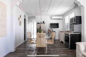 a kitchen and dining room with a table and chairs at 18 Bedrooms 32 guest La placita de Santurce By RentalsPR in San Juan