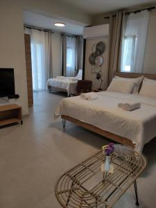 a hotel room with two beds and a tv at Cruzeto in Syvota