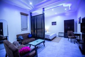 Ruang duduk di Apartment 79 Hotel & Suite