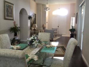 een woonkamer met een tafel en stoelen bij Villa Merlin in Davenport