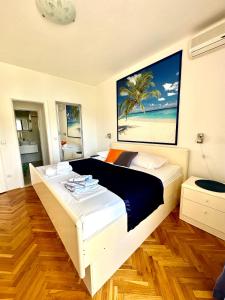 ein Schlafzimmer mit einem Bett mit einem Bild vom Strand in der Unterkunft Villa Mare & Filip 2 in Zaton