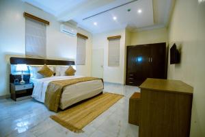 Katil atau katil-katil dalam bilik di Apartment 79 Hotel & Suite