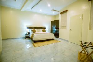Katil atau katil-katil dalam bilik di Apartment 79 Hotel & Suite