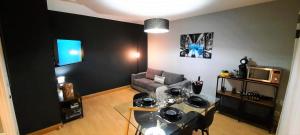 Televízia a/alebo spoločenská miestnosť v ubytovaní L'art de l'eau PLage ,Studio en résidence privée. + 16 fotografií