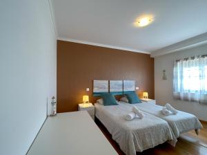1 dormitorio con 2 camas y toallas. en Cantinho na Vicentina, en Rogil