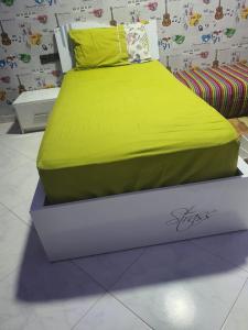 una cama con un colchón amarillo sobre una plataforma en B 12 apartment, en Fez 17 fotos más